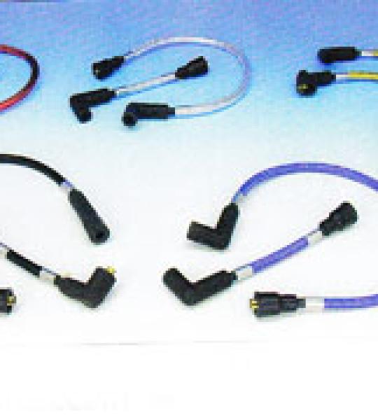 Set cavi accensione high performance colore rosso intrecciati al silicone per Harley Davidson Dyna Twin Cam dal 1999 ad oggi, con pipette bobina a 90°, pipette candela diritte e cavi di lunghezza differente