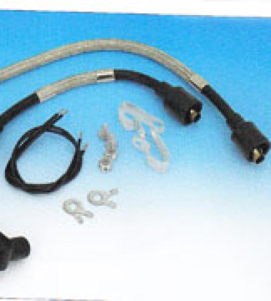 Kit cavi candela intrecciati Sumax, include un cavo da 46cm e uno da 18cm con pipetta a 90° lato candela e 180° lato bobina per Harley Dyna dal 1999 ad oggi e Softail dal 2000 ad oggi escluso FXCW e FXCWC Rocker