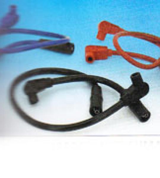 Kit cavi candela performanti nero da 10.44mm Sumax include un cavo da 91cm e uno da 45cm con cappuccio candela a 135° e cappuccio bobina 180° per Harley Davidson FLH/FLT ad iniezione dal 2009 ad oggi